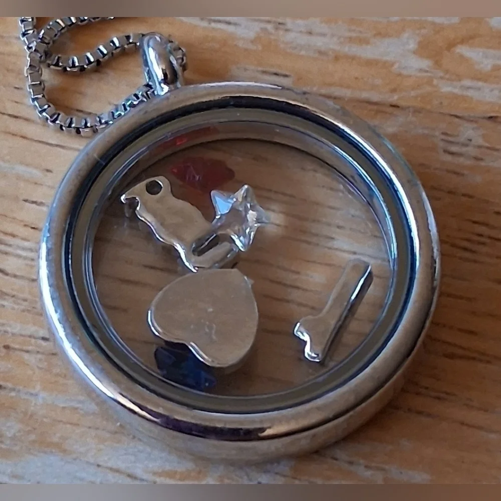 EUC Adult Jewels Silver Tone USA America Floating Charm Necklace Jewelry